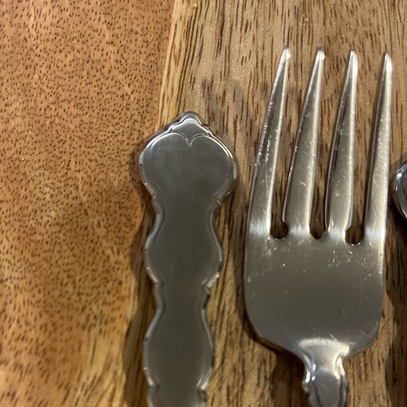 Oneida VALERIE Distinction Deluxe
Stainless Flatware Salad Forks (9) - Picture 4 of 6